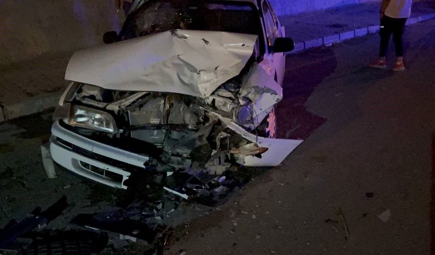 Otomobiller kafa kafaya çarpıştı: 3’ü çocuk 6 yaralı