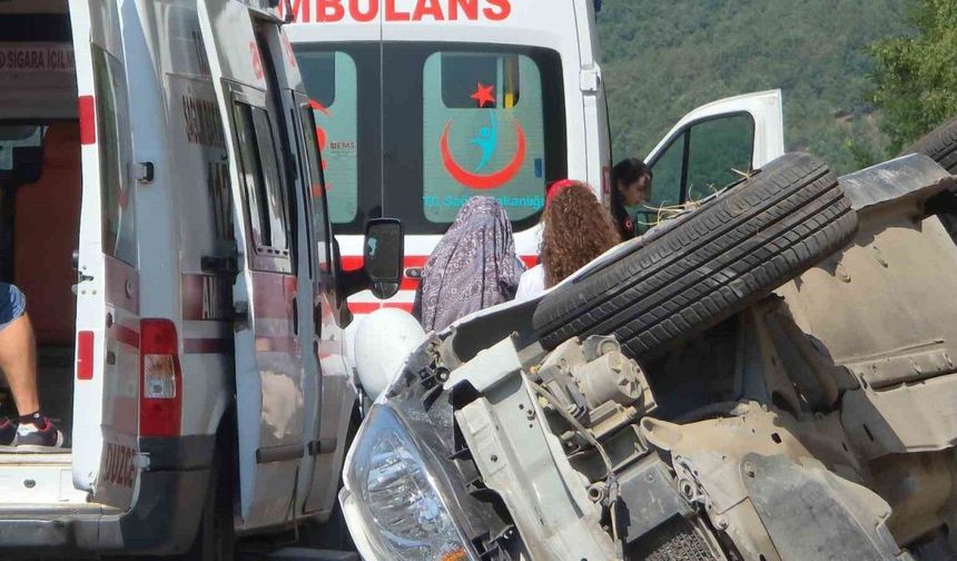 Otoyolda takla atan otomobilde 4 kişi yaralandı