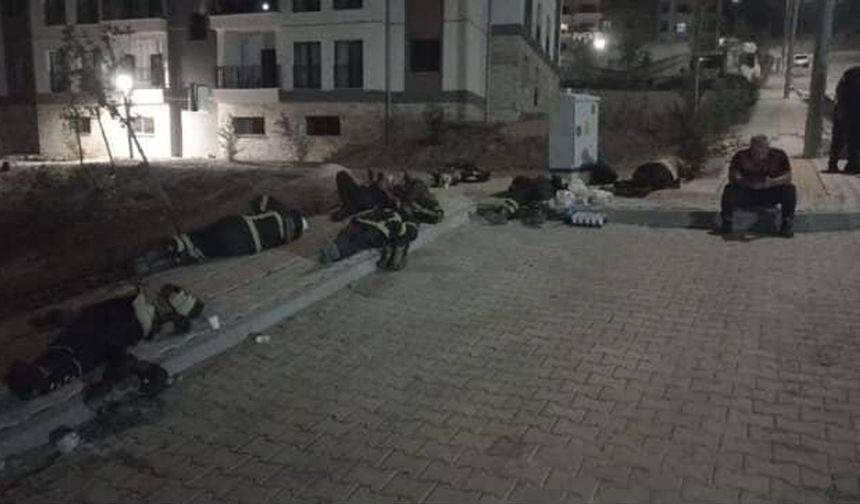 Saatler süren yangında yorgun düşen ‘Yangın Savaşçıları’ yerde uyuyarak dinlendiler