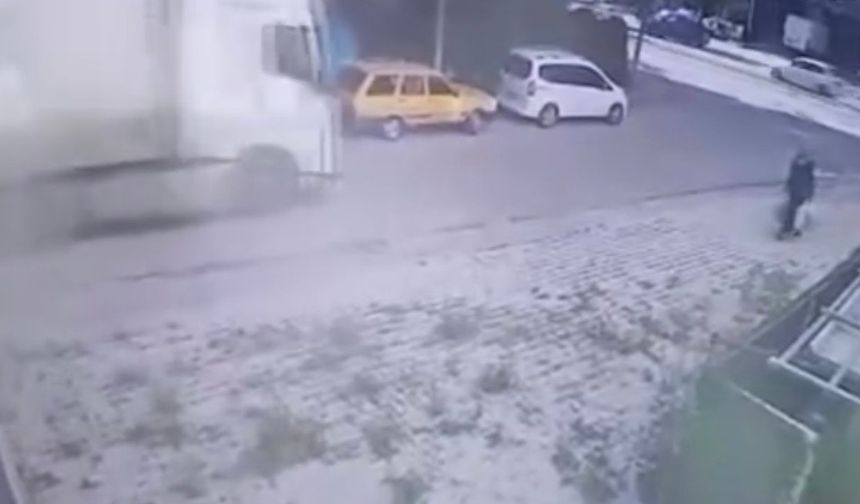 Tır, dorsesine takılı kalan hafif ticari aracı metrelerce sürükledi