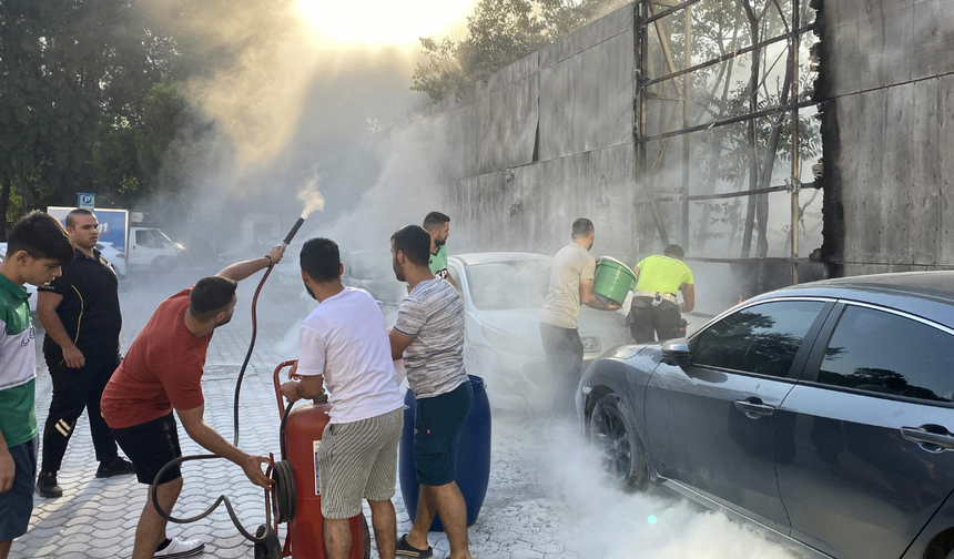 İzmir Konak'ta otopark yangını: 2 araç yandı