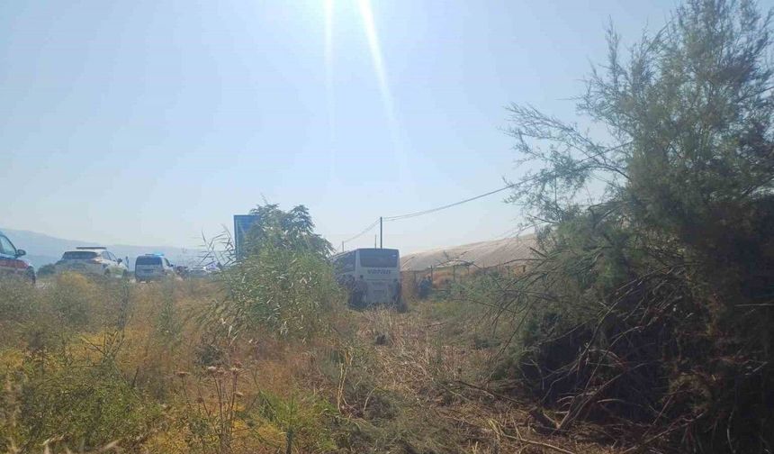 Manisa’da otobüs yoldan çıktı, 35 yolcu ölümden döndü