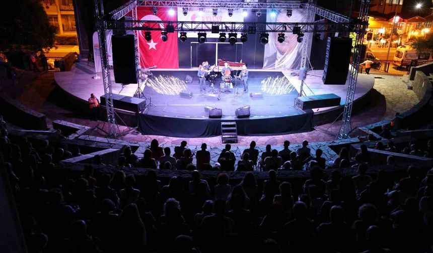 Marmaris Sahili'nde müzik ve dans rüzgarı esecek