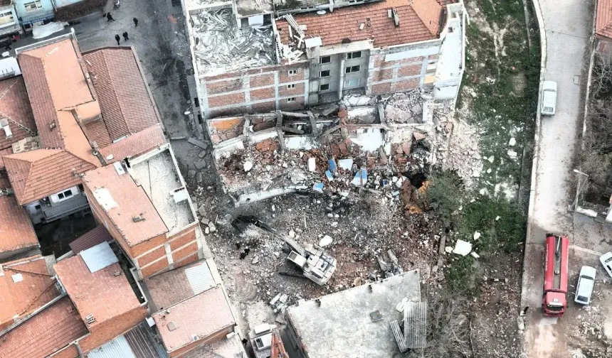 Sındırgı'da tehlikeli yapılar kaldırılıyor