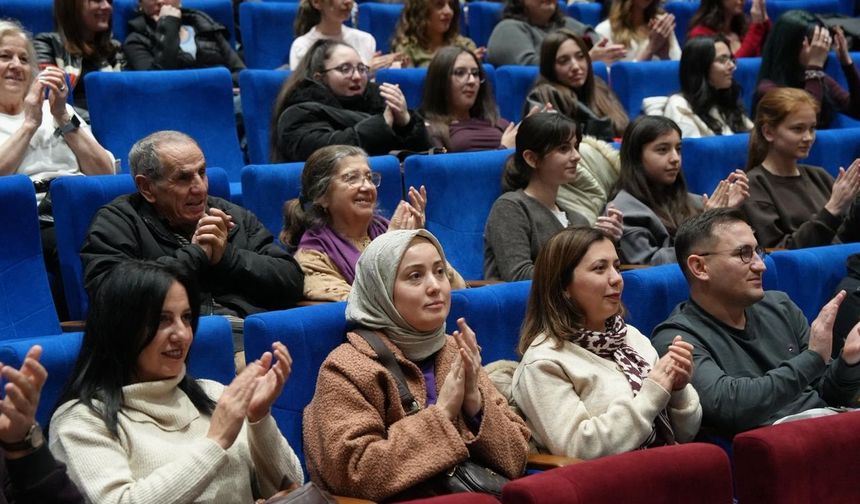 Doğaçlama Tiyatro Turgutlu'da kahkaha dolu anlar yaşattı