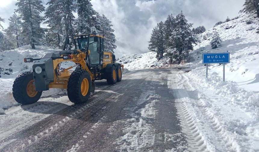 Muğla'da karla mücadele aralıksız sürüyor