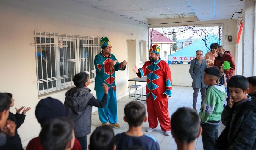 Efeler'in iftar programlarında çocuklar unutulmadı