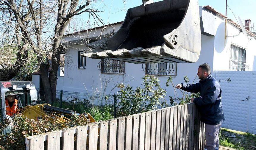 Kuşadası Belediyesi'nden Kirazlı Mahallesi'nde kapsamlı dere temizliği