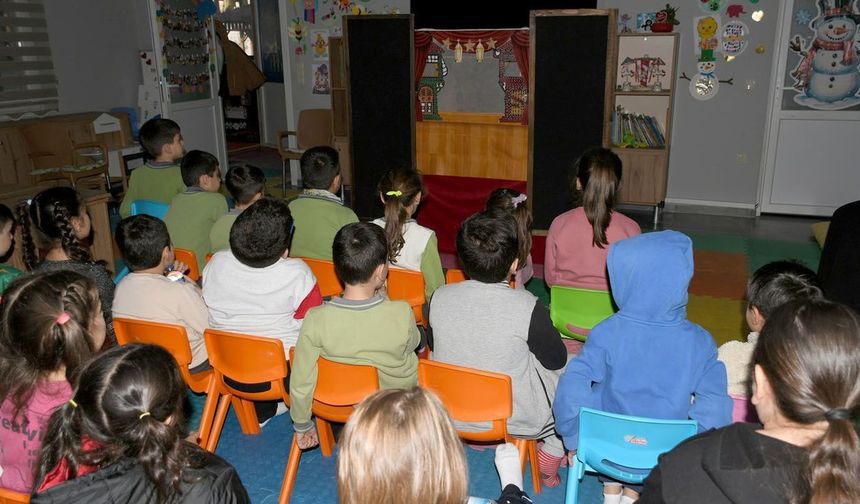 Kuşadası'nda çocuklar için 'gölge oyunu' etkinliği