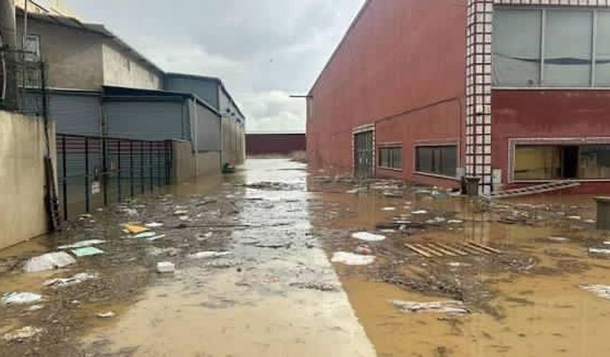 Sel Uşak'ta iş yerlerini vurdu!