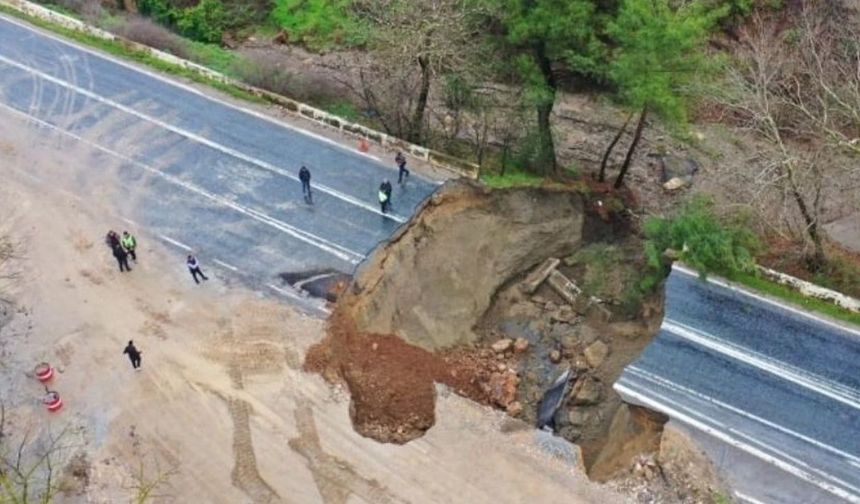 Selçuk-Aydın yolunda sağanak sonrası çökme: Trafik kapandı