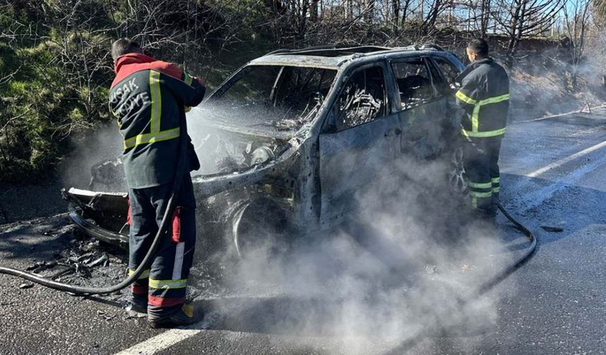 Uşak'ta seyir halindeki araç alev alev yandı