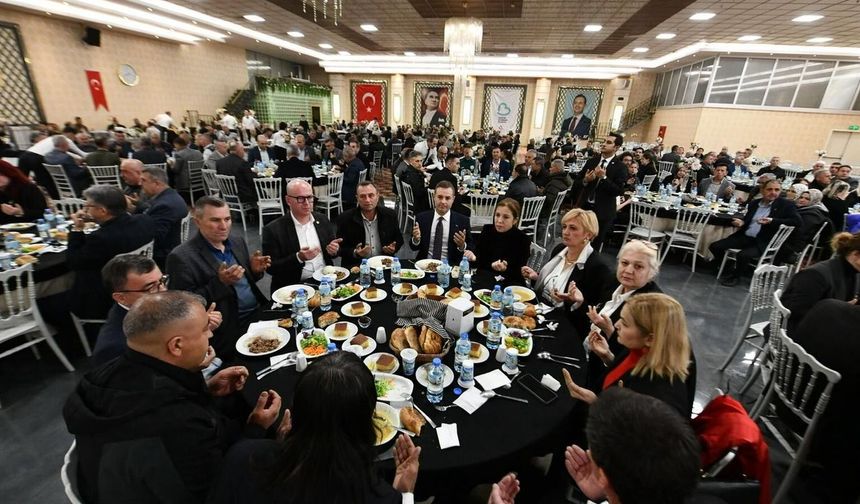 Akın:'Her mahalleye eşit hizmet için muhtarlarla omuz omuza çalışıyoruz'