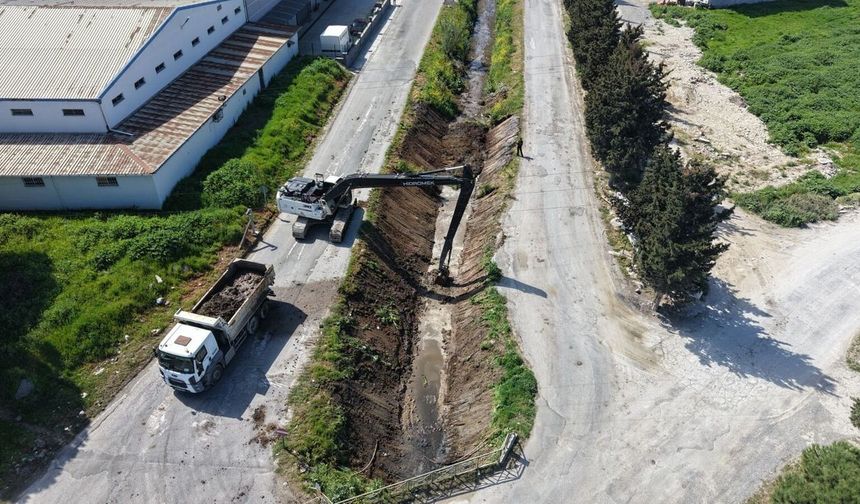 Akhisar'da 5 Kilometrelik Dere Hattı Temizleniyor