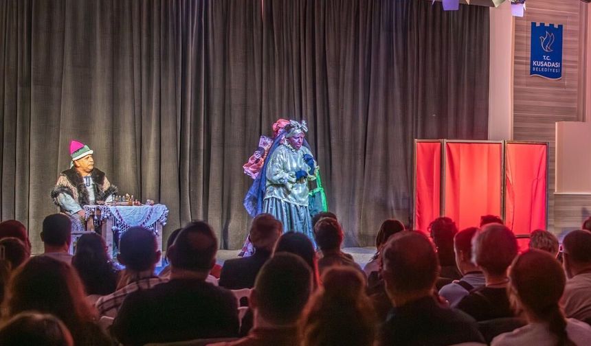 Sanatın kalbi Kuşadası'nda attı : Dünya Tiyatro Günü'nde Pera'da tiyatro şöleni