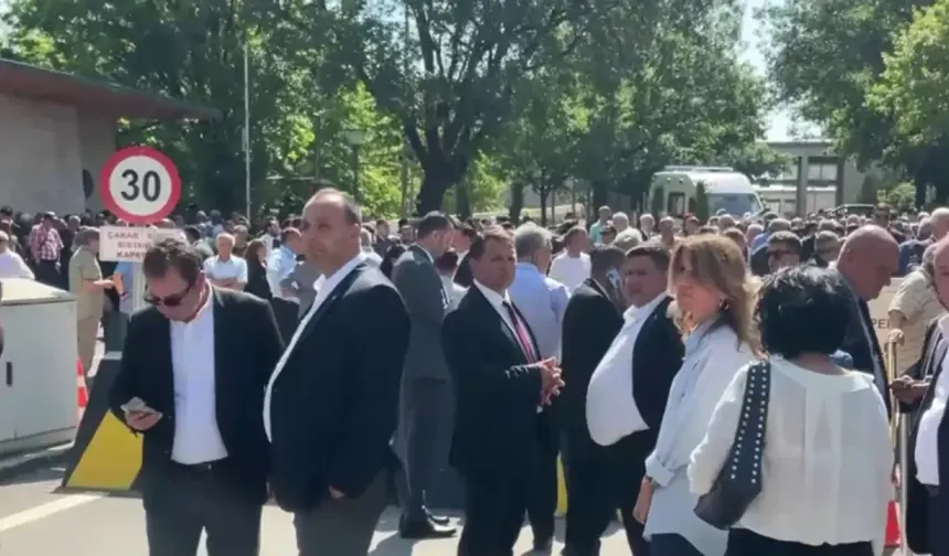 Özgür Özel meclis bahçesine geliyor