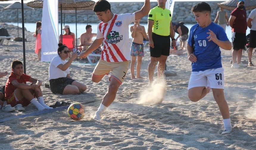 1.⁠ ⁠Günbatımı Çocuk Plaj Futbol Şenliği sona erdi