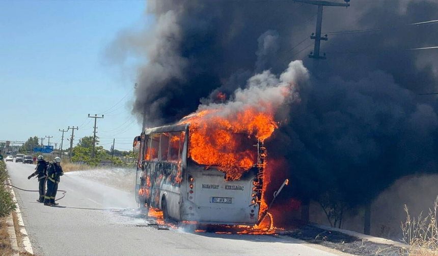 Antalya'da yolcu minibüsü alevlere teslim oldu