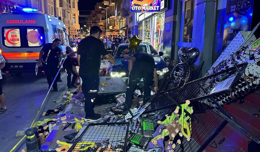 Aydınlatma direğine çarpan otomobil kaldırıma çıktı