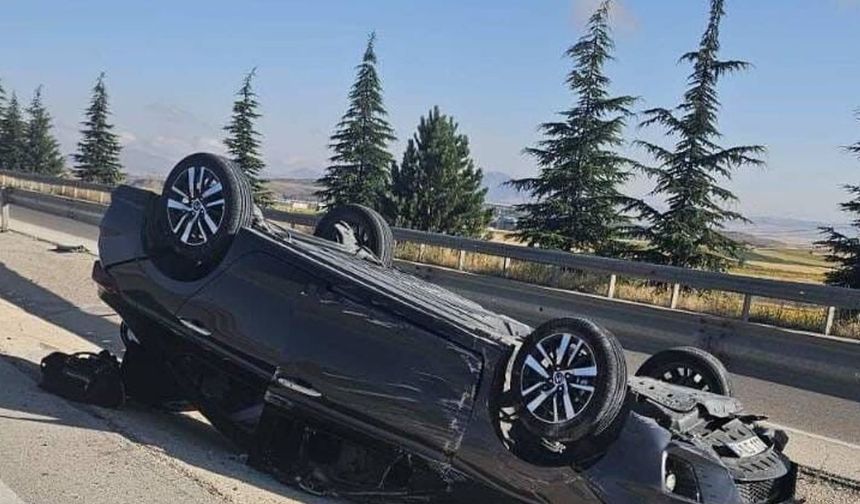 Refüje devrilen otomobilde 8 kişi yaralandı