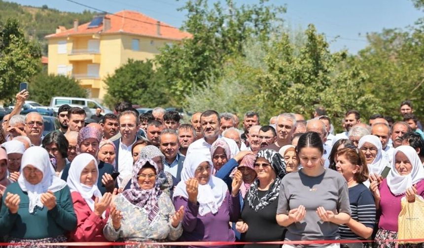 Gömceliler Başkan Çavuşoğlu'nu bağrına bastı