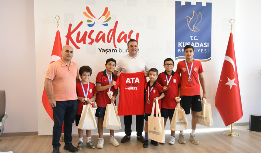 Şampiyon güreşçilerden Başkan Vekili Demirtaş'a ziyaret