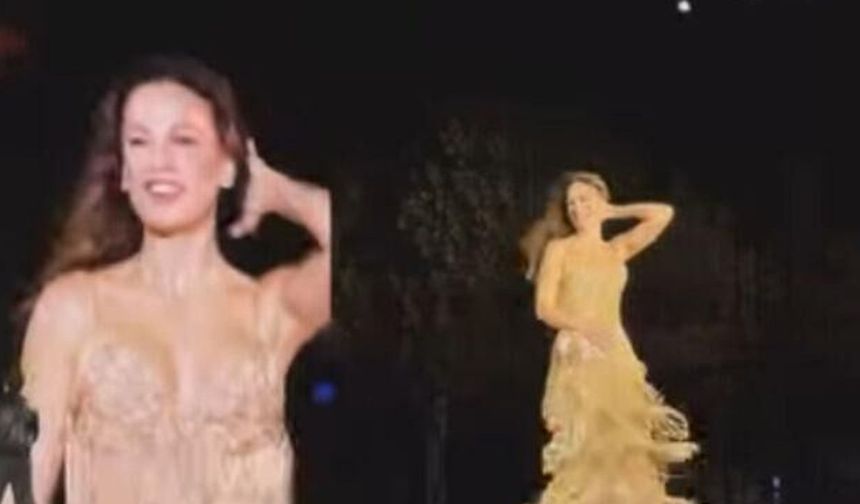 Serenay Sarıkaya Paris Moda Haftası'nda podyuma çıktı