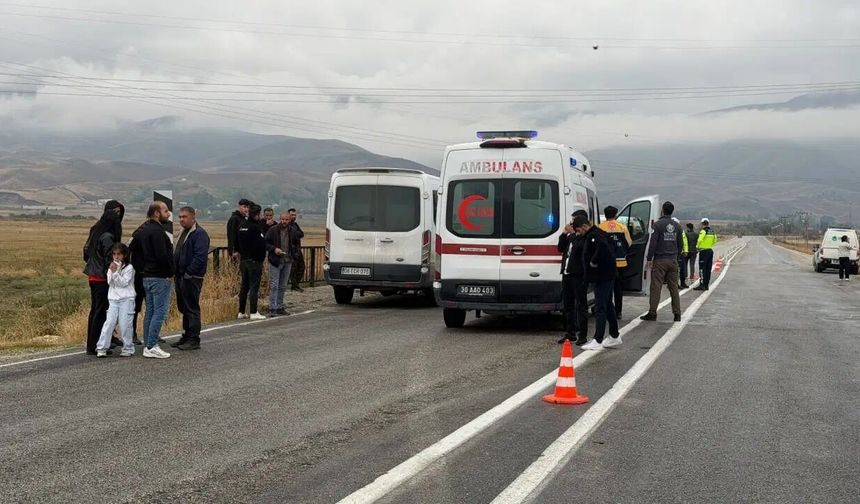 Hakkari'de öğrenci servisi devrildi: 12 yaralı