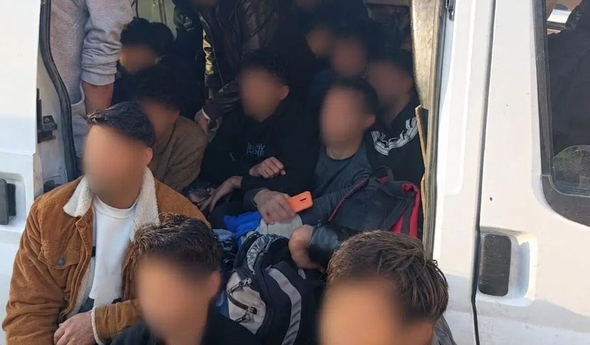 İzmir'de durdurulan araçtan 34 düzensiz göçmen çıktı