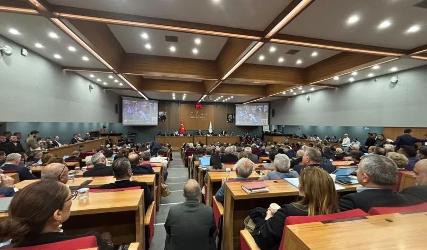 Büyükşehir Meclisi'nde tarihi katılım: Koltuklar merdivenlere taştı!