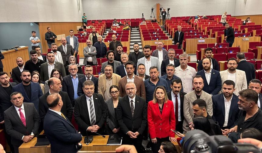 Yeni Parti'den meclis protestosu: Oturum ertelendi!