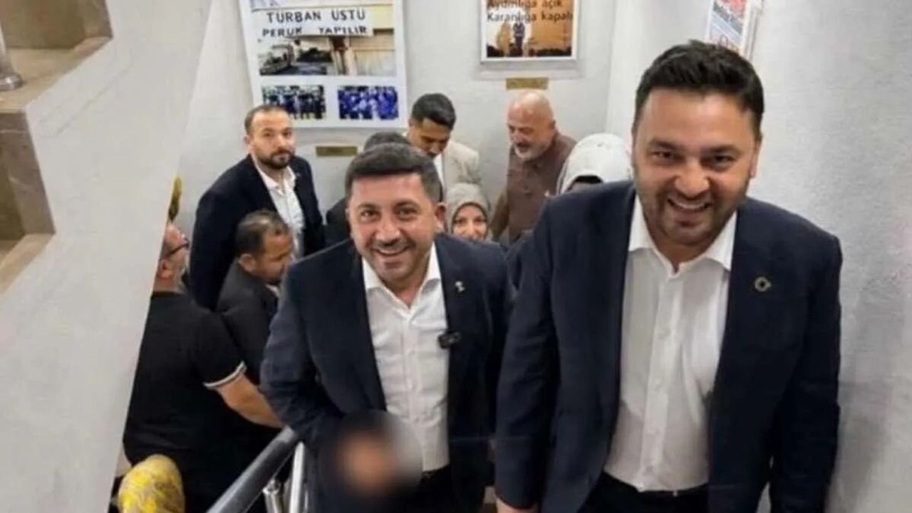 AKP'de 'el hareketi' fotoğrafı tartışması
