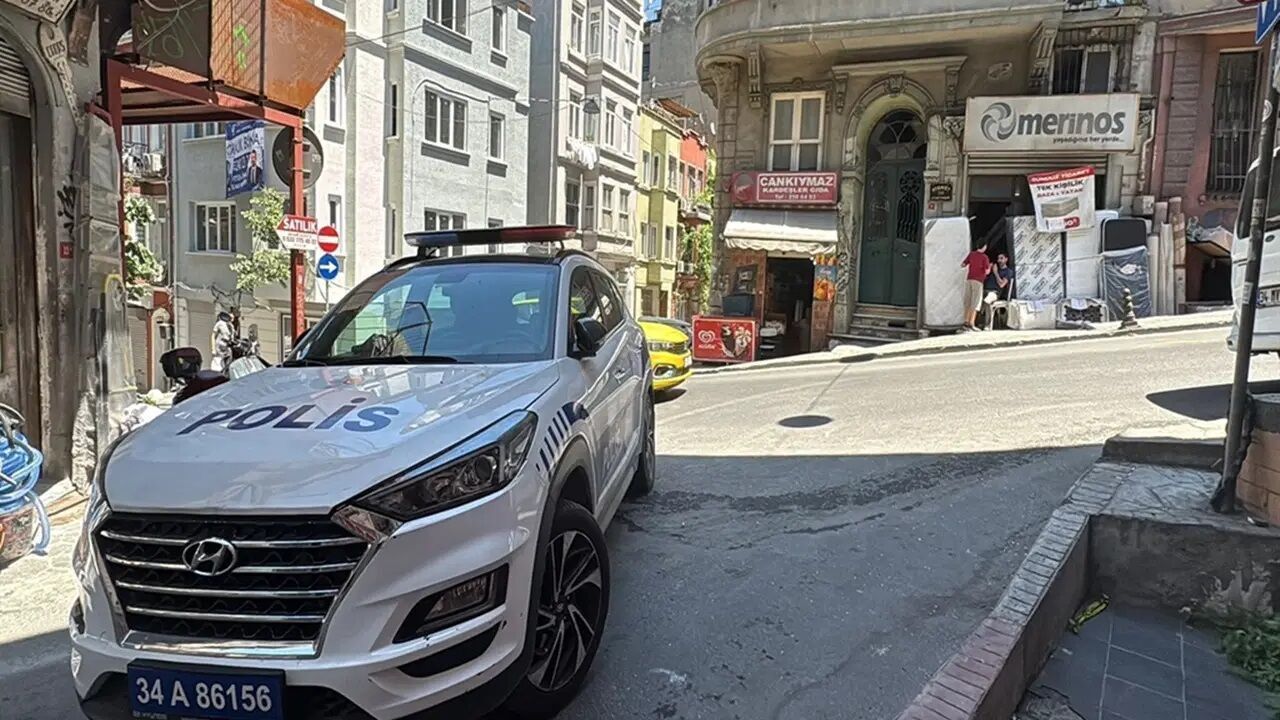 Beyoğlu'nda patlayıcı saldırı: Bina ve araçlar hasarlı