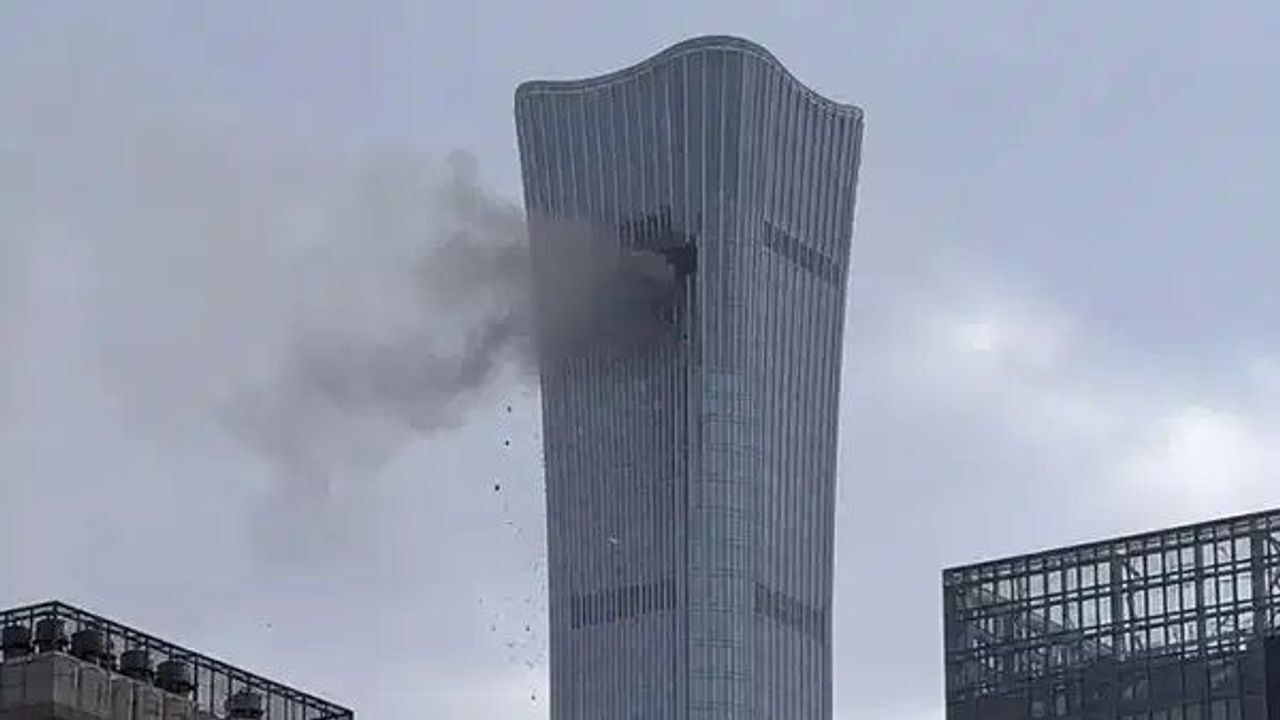 Pekin'de gökdelen kazası'Uçak CITIC Tower'a çarptı