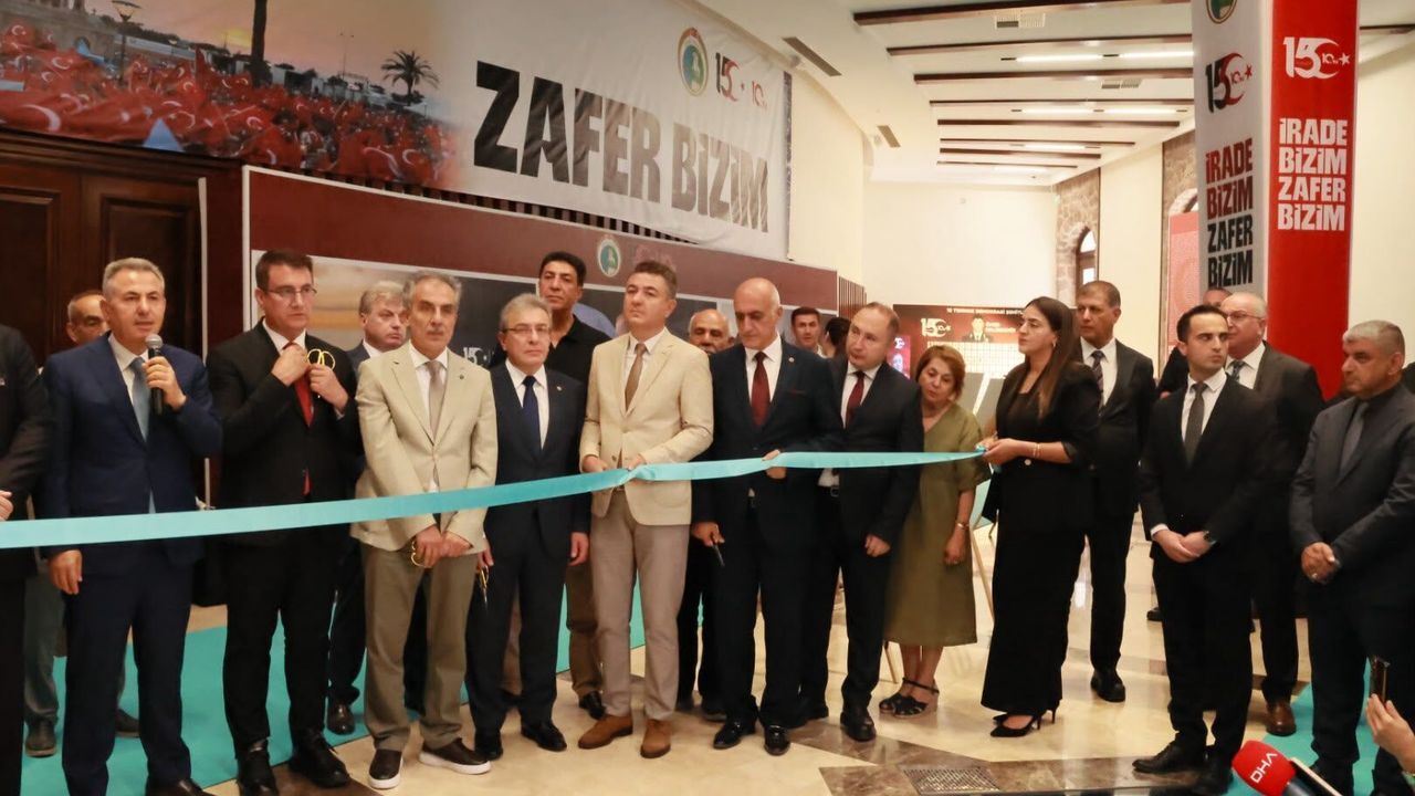 Cemil Tugay, protokole girmedi; olanları uzaktan izledi