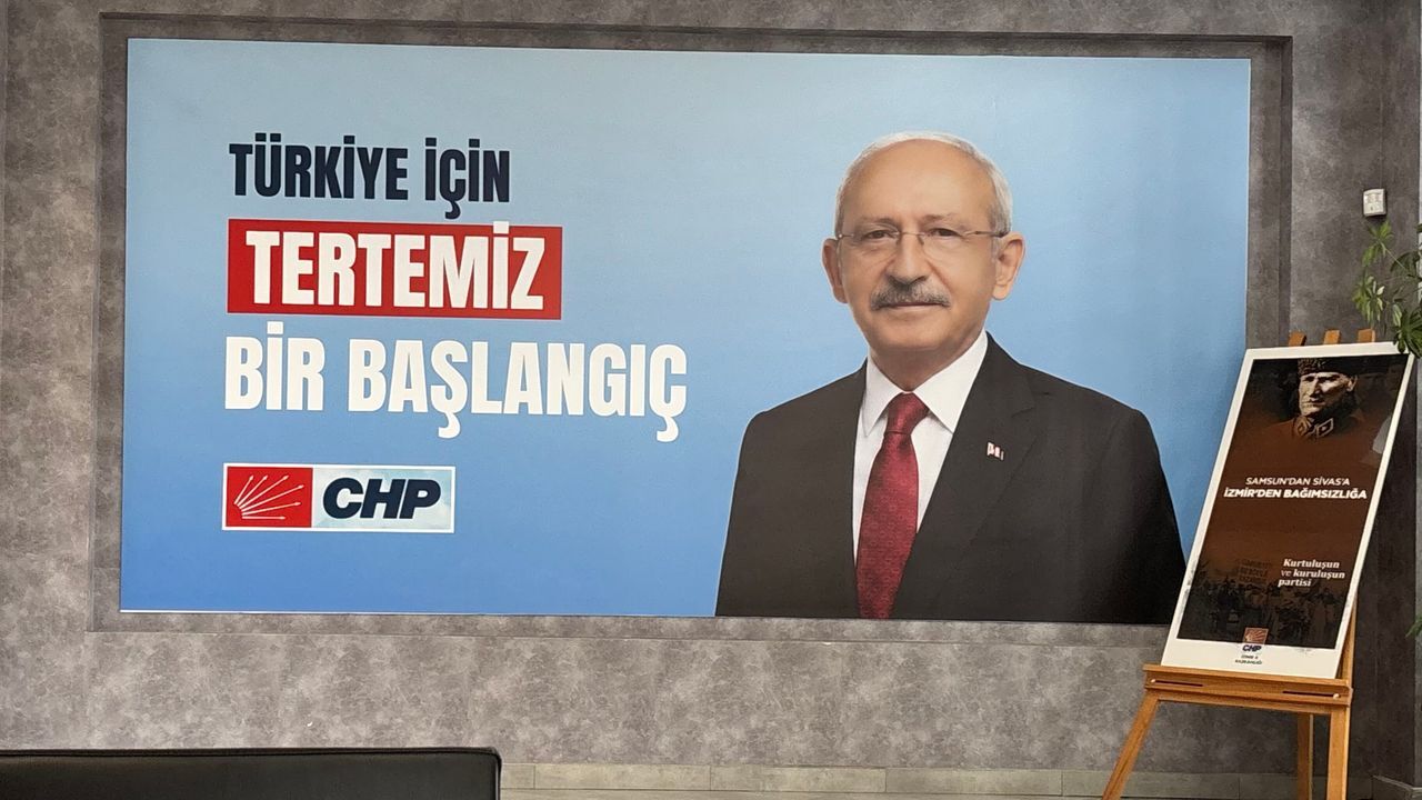 CHP İzmir'de Özgür Özel'den eser kalmadı