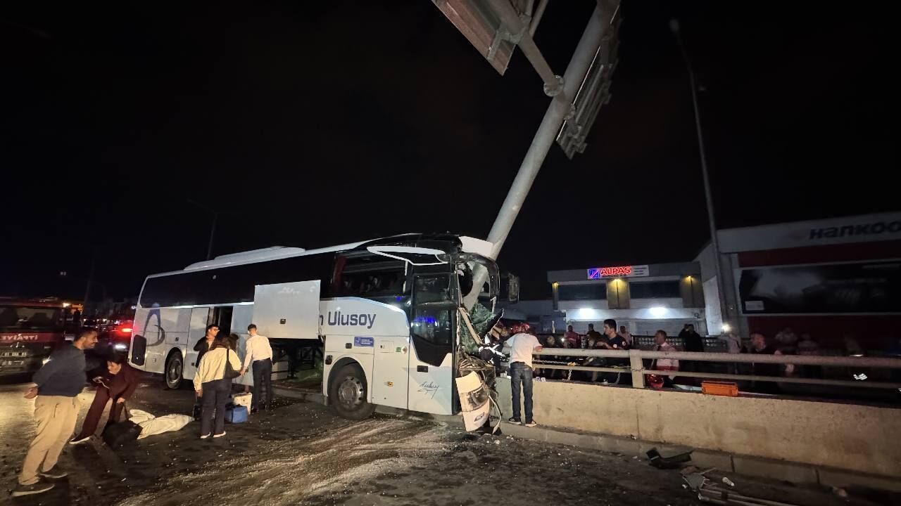 Adana'da yolcu otobüsü tabela direğine çarptı