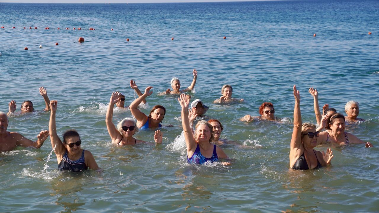 Dünya Barış Gününe denizde pilates ile başladılar