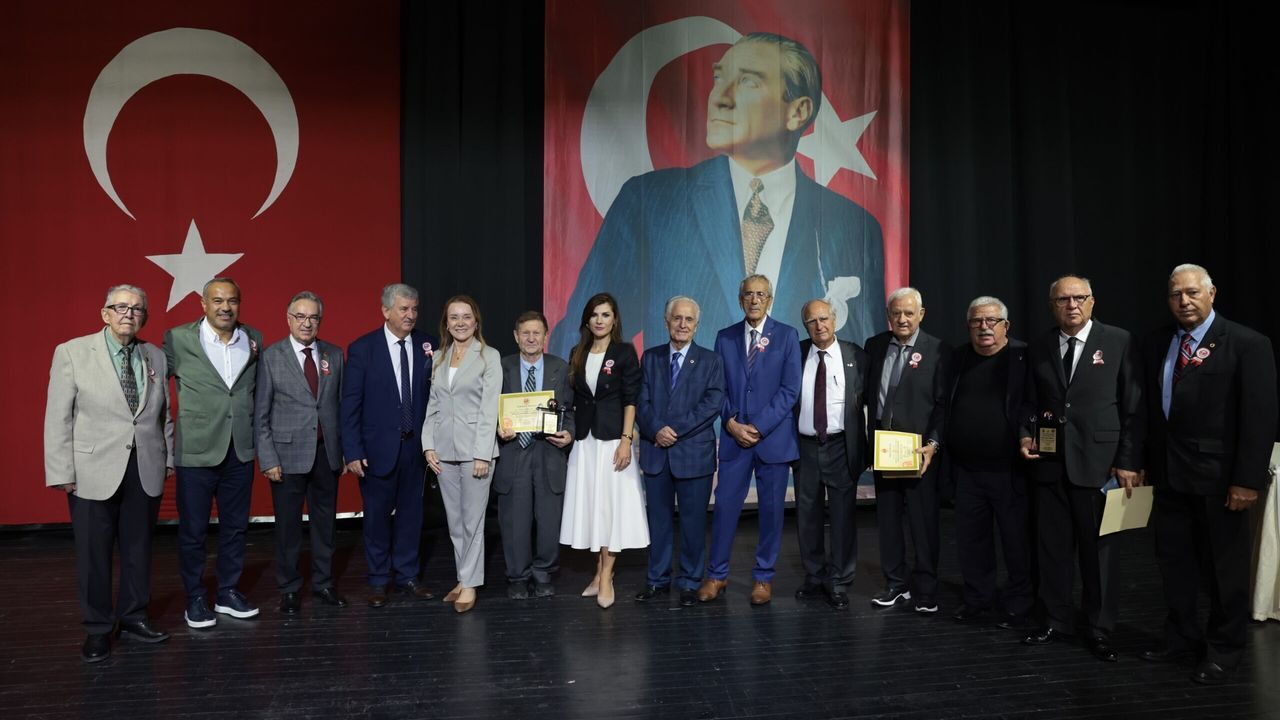 Konak'ta sporun emektarlarına vefa gecesi