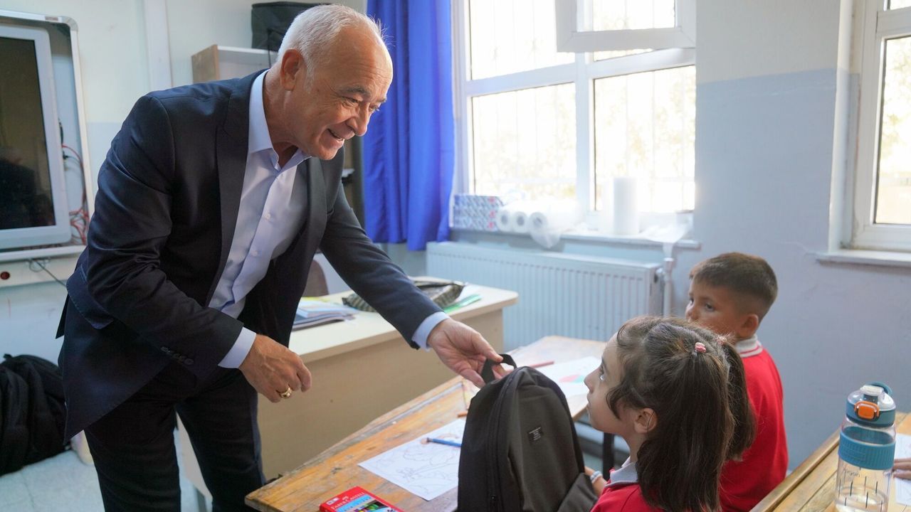Seferihisar Belediyesi'nden öğrencilere kırtasiye desteği