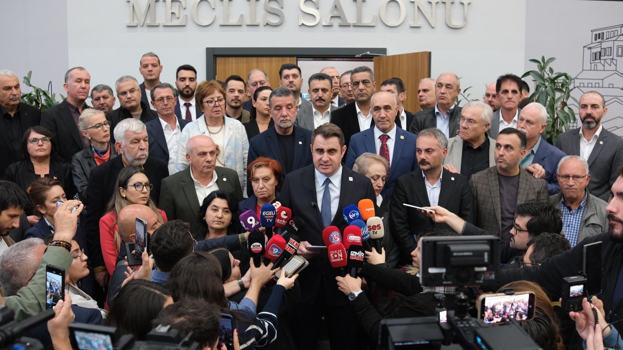 28 İlçe Başkanı Çağatay Güç'ün yanında