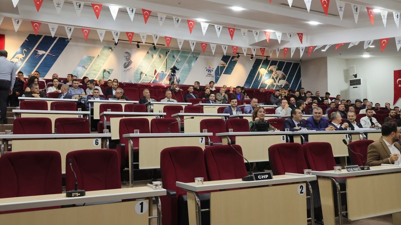 AKP'ye geçen Çiğli Belediye Meclisi'nde protesto: Ertelendi!