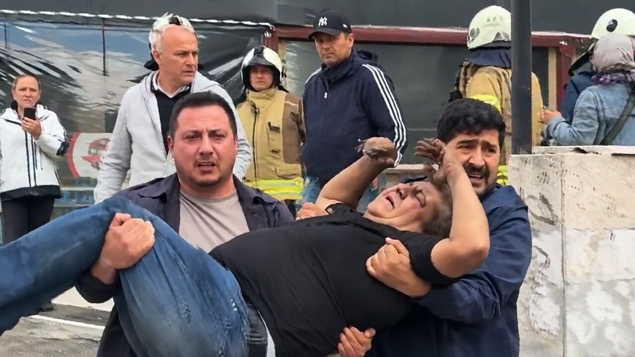 Kadıköy'de 8 katlı binada yangın: 14 kişi tahliye edildi