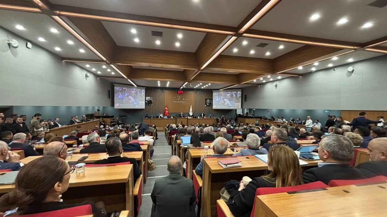 Büyükşehir Meclisi'nde tarihi katılım: Koltuklar merdivenlere taştı!